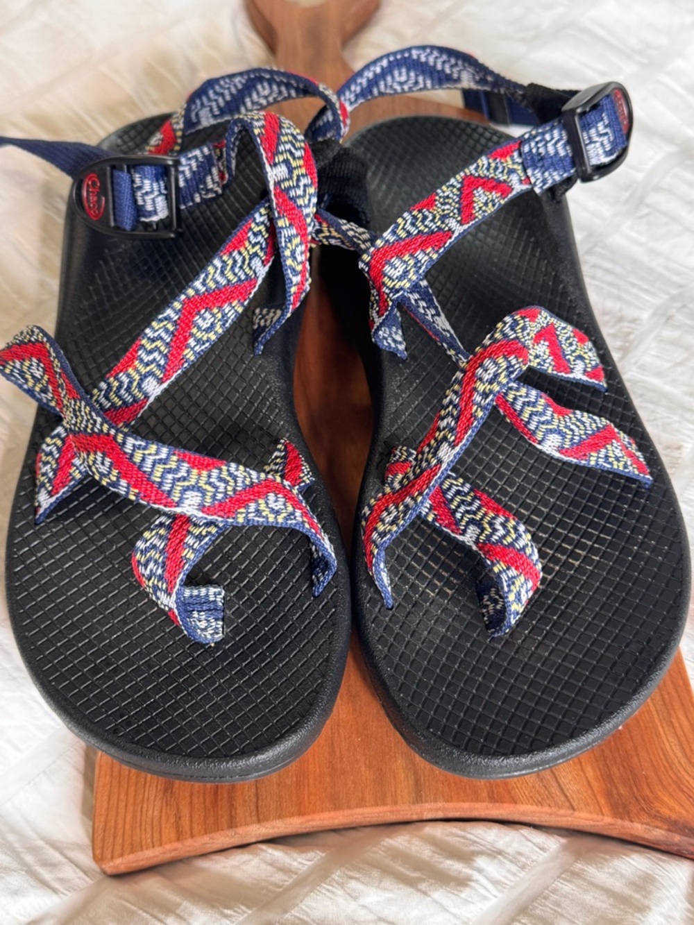 Chaco toe strap women’s 9 blue red festival gorpcore granola girl hippie boho